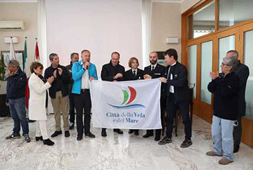 A Torre del Greco la bandiera di Città della Vela e del Mare